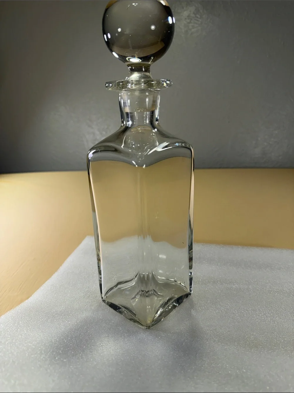 Heavy square glass decanter with round stopper